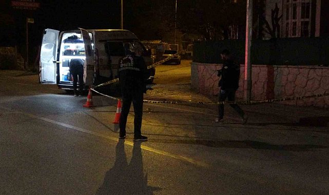 Ticari takside silahla yaralayıp yola attılar