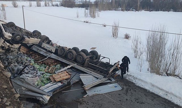 Tır bariyerleri aşarak duvardan aşağıya uçtu: 1 yaralı