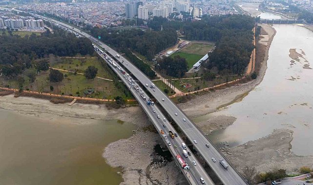 Tır devrildi, otoyolda trafik kilitlendi