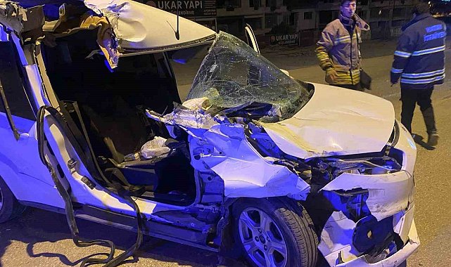 Tırla çarpışan hafif ticari araçtaki 2 kişi yaralandı