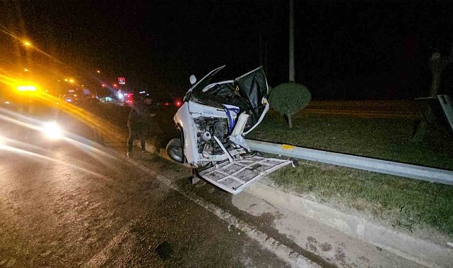 Tokat'ta direğe çarpan Tofaş kağıt gibi ezildi