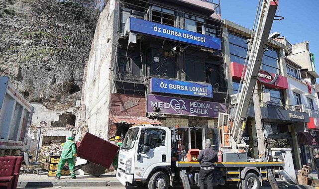 Tophane Surları'nın önündeki son binalar da yıkılıyor