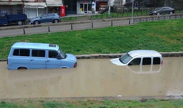 Trabzon'da şiddetli yağış sonrası göle dönen yolda araçlar su altında kaldı