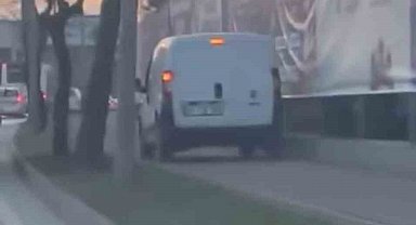 Trafikten kaçmak için kaldırımı kullandı