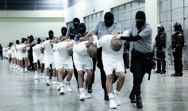 Trump, mahkeme kararına rağmen çete üyelerini El Salvador'a sınır dışı etti