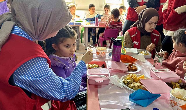 Türk Kızılayı miniklerin ilk oruç heyecanına ortak oldu