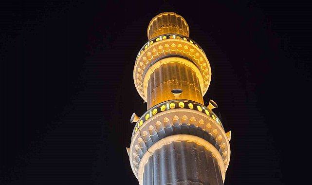 Türkiye'nin ilk asansörlü camisi gece aydınlatmasıyla Ramazan ayını karşılıyor