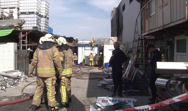 Ümraniye'de geri dönüşüm deposu alevlere teslim oldu