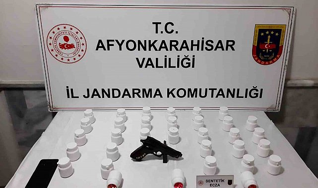 Uyuşturucu hapları satamadan jandarmaya yakalandı