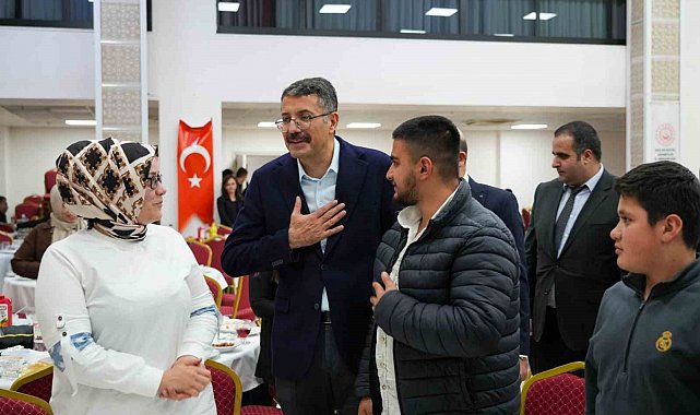 Vali Çelik, iftarda yetimlerle buluştu