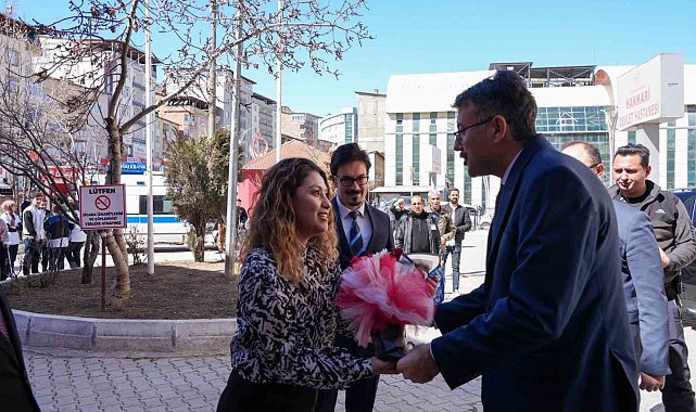 Vali Çelik'ten Hakkâri Devlet Hastanesine tıp bayramı ziyareti