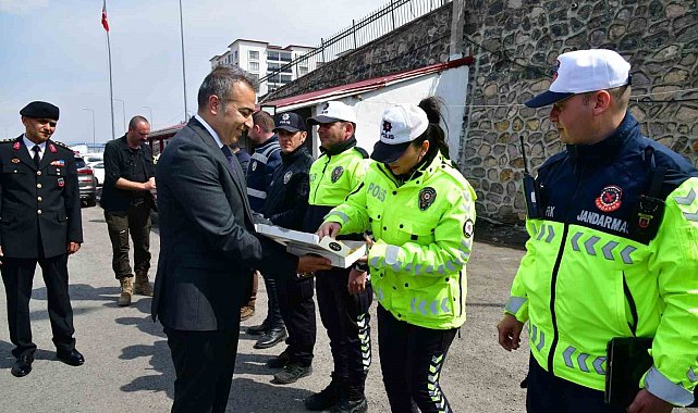 Vali Çiçek, yol kontrolünde bayram kutlayıp tatlı ikram etti