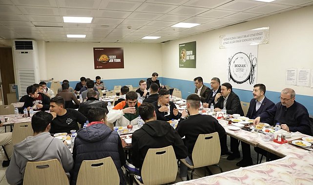 Vali Musa Işın, KYK Yurdu'nda kalan öğrencilerle sahurda buluştu