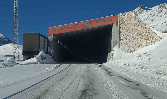 Van-Bahçesaray yolu tipi nedeniyle ulaşıma kapandı