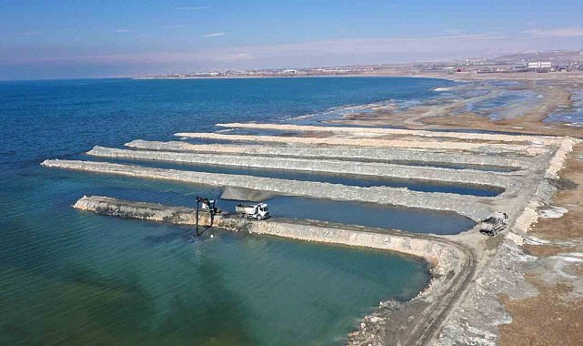 Van Gölü'nde dip çamuru temizliği yeniden başladı