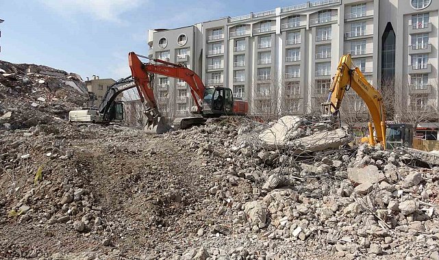 Van'da hasarlı binanın yıkım anı kameralara yansıdı