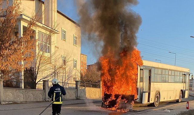 Van'da servis otobüsü alev alev yandı