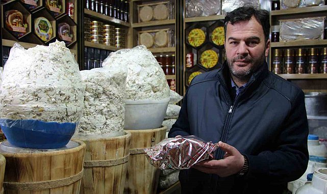 Vanlılar bayramda sevdiklerine otlu peynir götürüyor