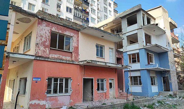 Yakılan metruk bina mahalleliyi tedirgin ediyor