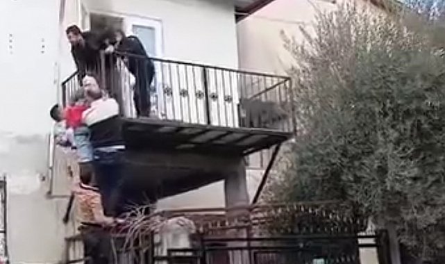 Yangın çıkan evde mahsur kalan kadın vatandaşlar tarafından kurtarıldı