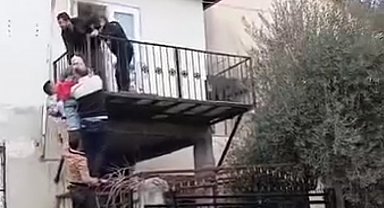 Yangın çıkan evde mahsur kalan kadın vatandaşlar tarafından kurtarıldı