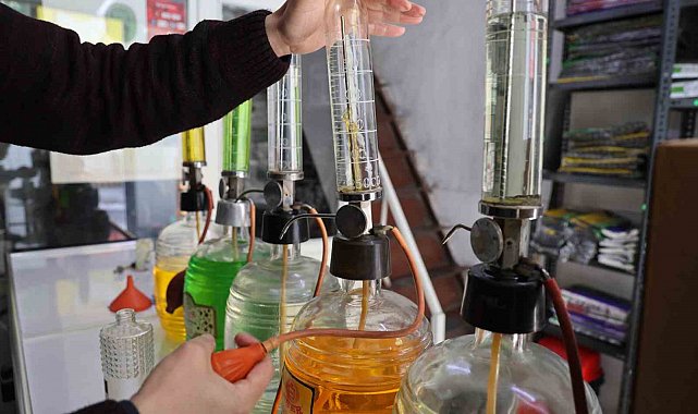 Yarım asırlık dükkanda kolonya dolumu yapıyor