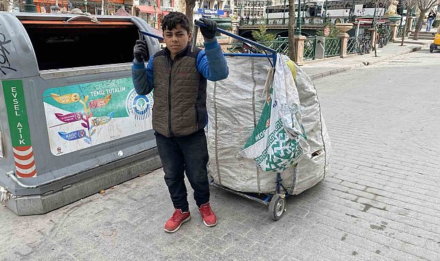 Yaşıtları okula giderken o boyundan büyük el arabası ile atık topluyor