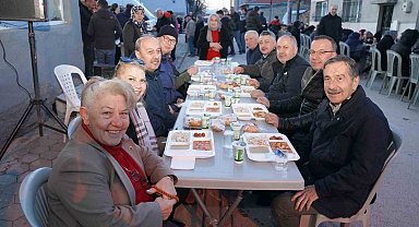 Yeşiltepe mahalle muhtarı mahalle sakinlerine iftar yemeği verdi