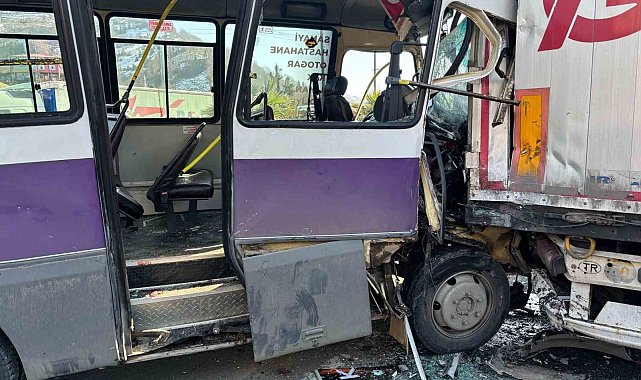 Yolcu dolu minibüs park halindeki tıra çarptı: 12 yaralı