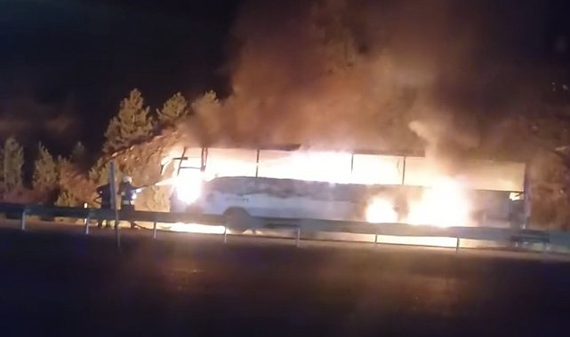 Yolcu otobüsü alev alev yandı