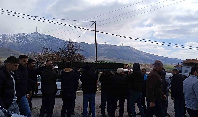 Yolculuğunun 30'uncu kilometresinde geçirdiği kazada ölen genç adam toprağa verildi