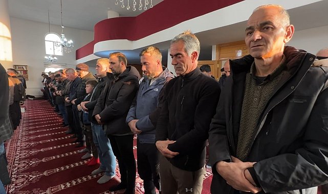 Yüksekova'da bayram namazında vatandaşlar camileri doldurdu