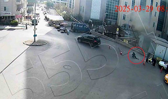 Yürekleri ağza getiren kaza kamerada: El freni çekilmeyen otomobil, faciaya yol açıyordu