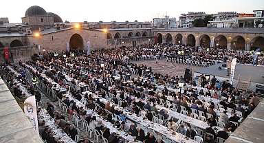 Yüzlerce kişi tarihi külliyedeki iftarda bir araya geldi