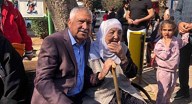 Zeydan Karalar ve eşi Nuray Karalar, CHP'nin Cumhurbaşkanı adayını belirlemek için oy kullandı