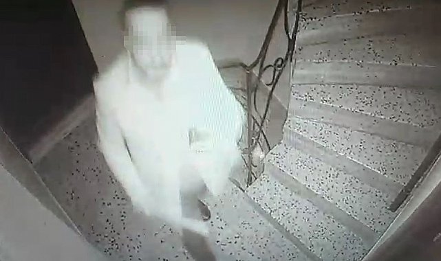 Zeytinburnu'nda komşu terörü: Güvenlik kamerasını kırıp, kapısına zarar verdi