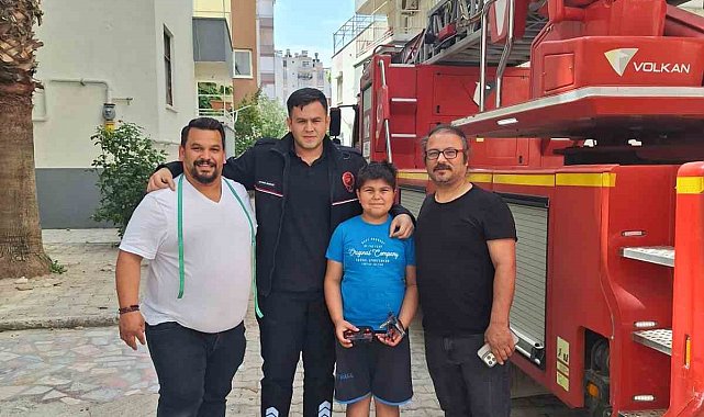 10 yaşındaki Tunahan'ın ağaca takılan helikopterini itfaiye kurtardı