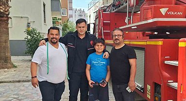 10 yaşındaki Tunahan'ın ağaca takılan helikopterini itfaiye kurtardı