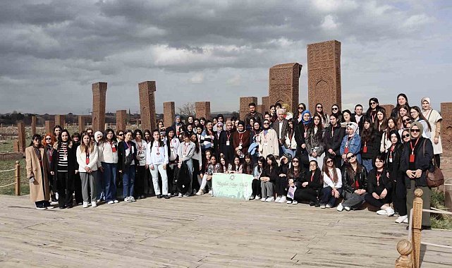 11 ilden gelen öğrenciler Ahlat'ın tarihi mekanlarını gezdi