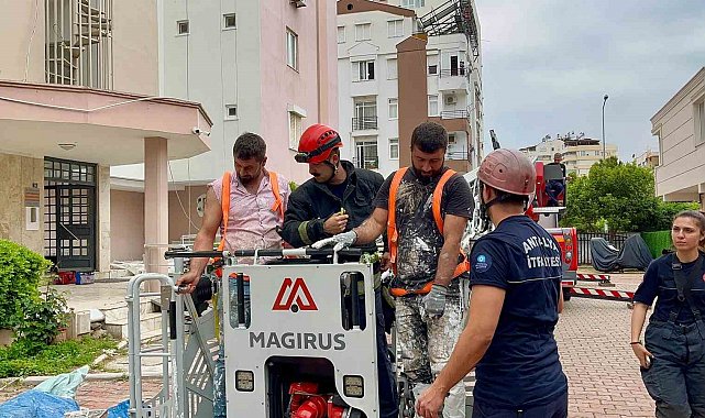 12. katta can pazarı: 2 işçi iskelede mahsur kaldı