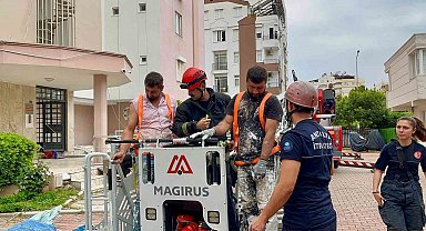 12. katta can pazarı: 2 işçi iskelede mahsur kaldı