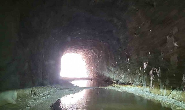 132 yıllık taş yol suyla doldu