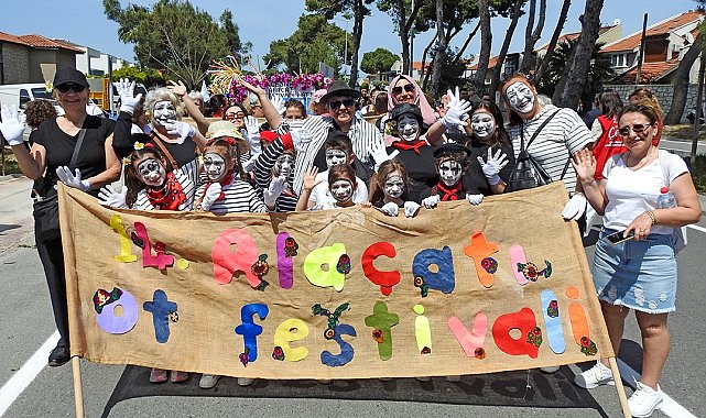14. Alaçatı Ot Festivali'nin kortej yürüyüşünde renkli görüntüler
