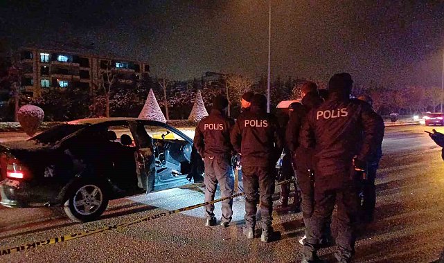 20 yaşındaki genç park halindeki otomobilde silahla vurulmuş halde bulundu