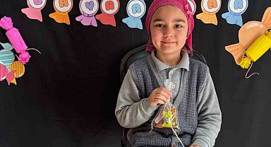 23 Nisan kutlamaları sonrasında geldiği evinde balkondan düşerek hayatını kaybetti