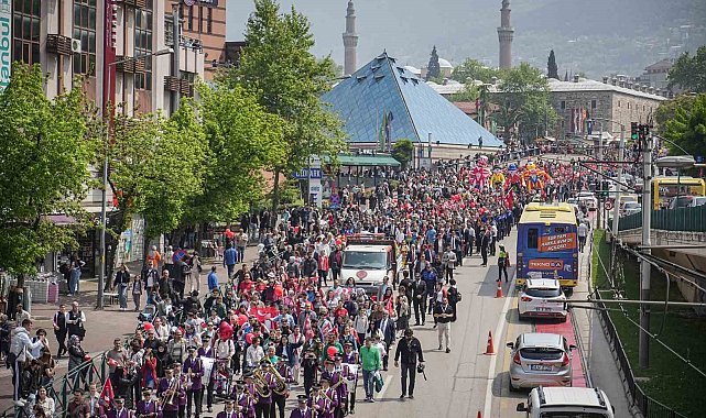 23 Nisan'da binlerce çocuk ellerinde bayraklarla yürüdü