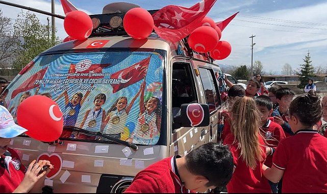 23 Nisan'da çocuklara kek dolu araçla tatlı sürpriz yapıldı