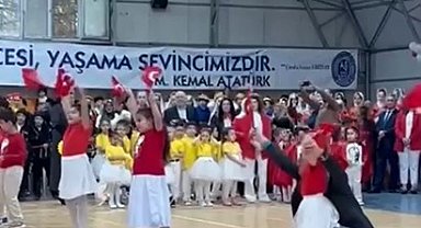 23 Nisan'da yürekleri ısıtan anlar: Bursa'da bir öğretmen, özel eğitim sınıfındaki öğrencisini yalnız bırakmadı