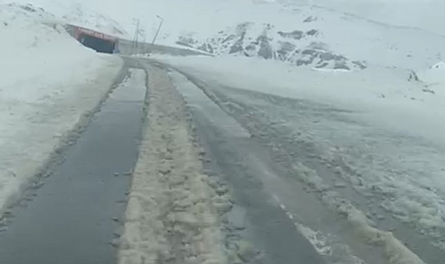 3 bin rakımlı Karabet Geçidi'nde kar yağışı