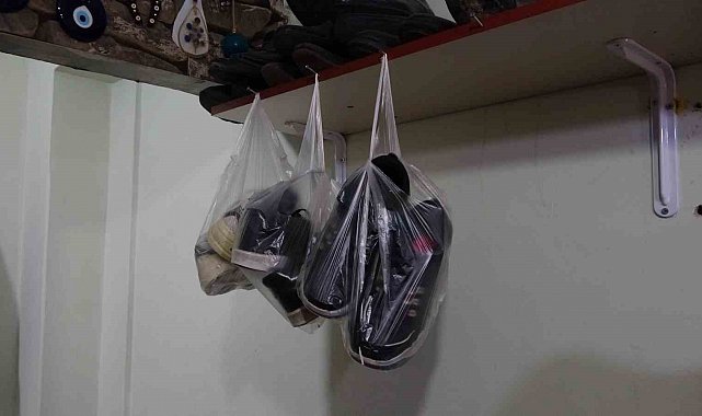 'Askıda ayakkabı' uygulamasıyla ihtiyaç sahiplerine ayakkabı ulaştırıyor